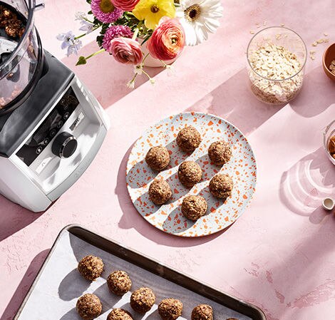 /content/vitamix/ca/en_us/recipes/peanut-butter-and-jelly-energy-balls.html