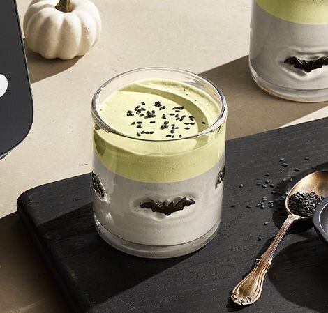 /content/vitamix/us/en_us/recipes/black-sesame-latte-with-honey-matcha-foam.html