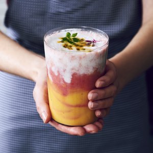 Textures précises Girl holding colorful layered smoothie