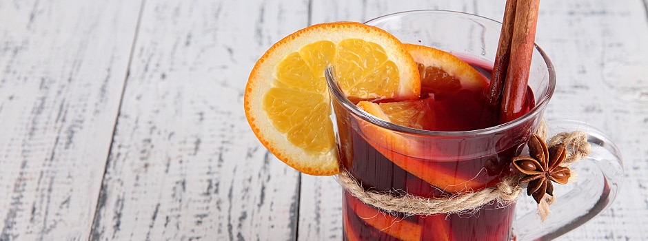 /content/vitamix/ca/en_us/articles/4-ways-to-warm-up-winter-cocktails.html
