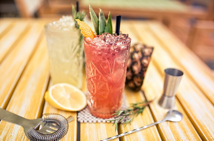 /content/vitamix/vr/en_us/articles/5-reasons-quality-cocktail-ingredients-are-a-must.html