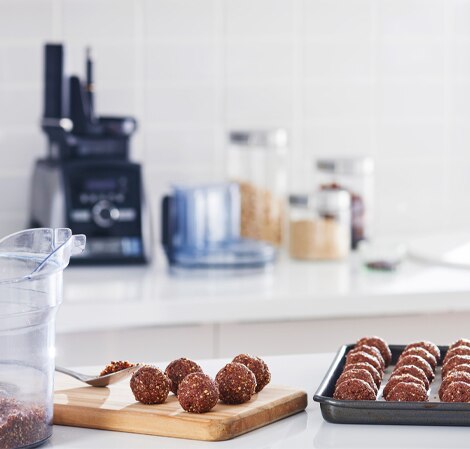/content/vitamix/ca/en_us/recipes/coconut-chocolate-chip-energy-bites.html