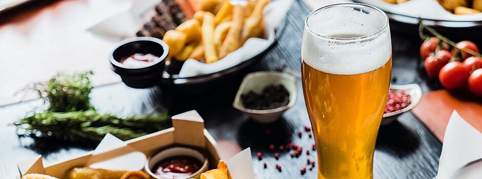 how-and-why-to-offer-a-bar-food-menu-main.jpg	