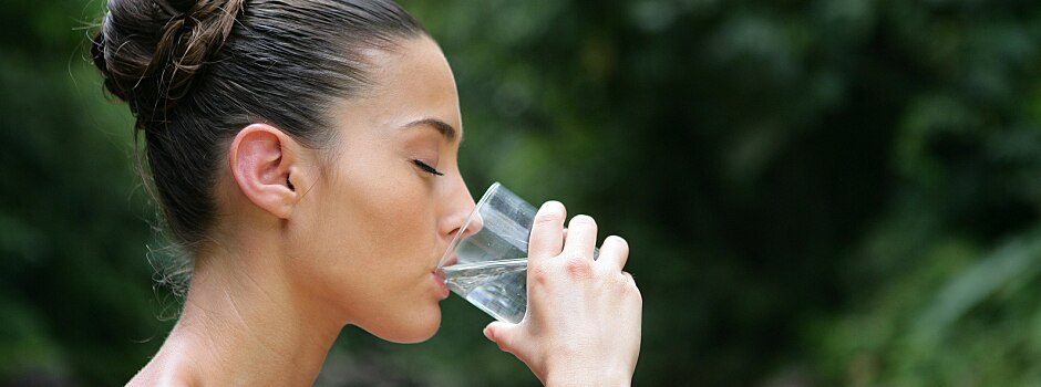 how-to-drink-more-water-7-sneaky-ways-to-increase-your-intake-main.jpg	