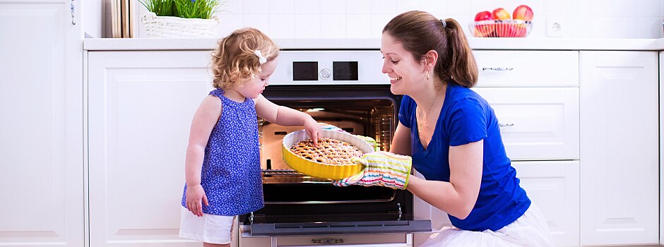 motherandchildbakingacak_415158.jpg	