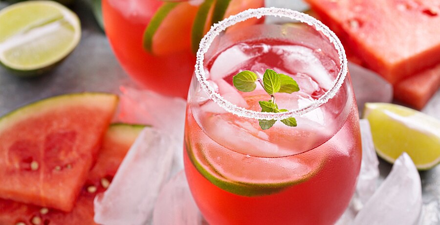 /content/vitamix/us/en_us/articles/summer-cocktails-tips-and-tricks-to-make-your-menu-shine.html