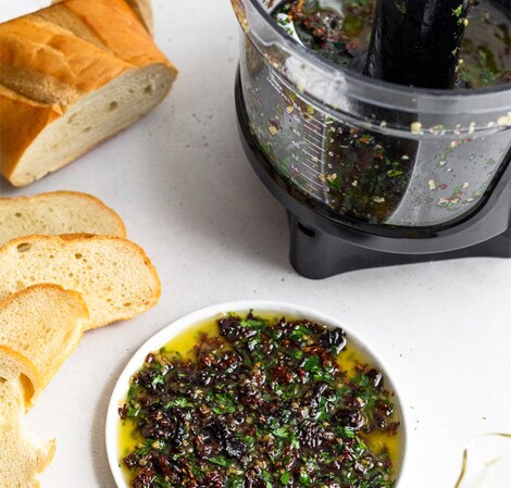 /content/vitamix/ca/en_us/recipes/sun-dried-tomato-and-herb-dipping-oil.html